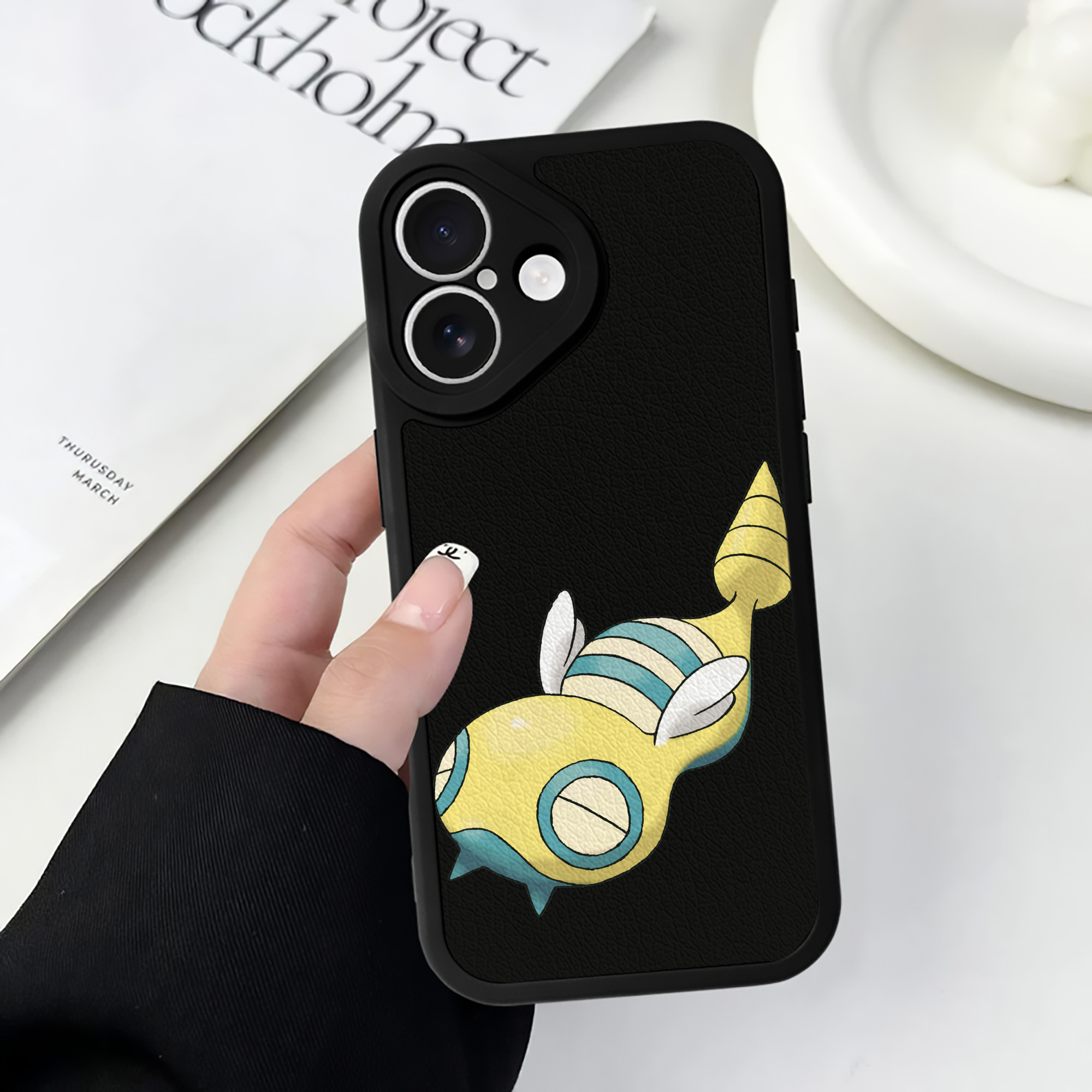 （画像用） ポケットモンスター Pokémon 【iPhone 16シリーズ対応】シリコンスマホケース（レザー調） 材質：シリコン
